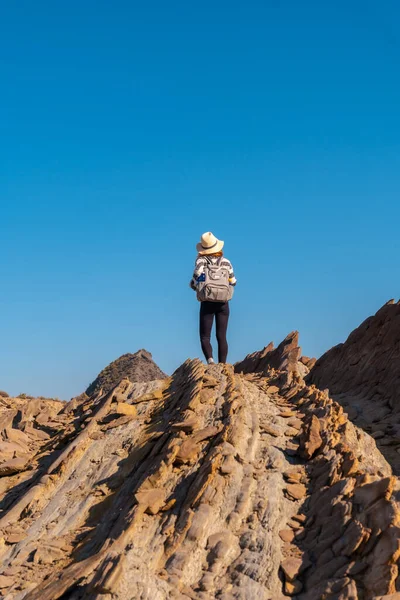 Ein Junges Wandermädchen Mit Hut Besucht Die Landschaften Von Colas — Stockfoto