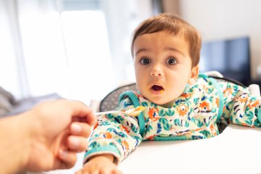 Yedi aylık bebeğini evde beslerken, ilk sebze püresi, babayı kaşıkla balkabağı, havuç ve patates püresi yerken görür.