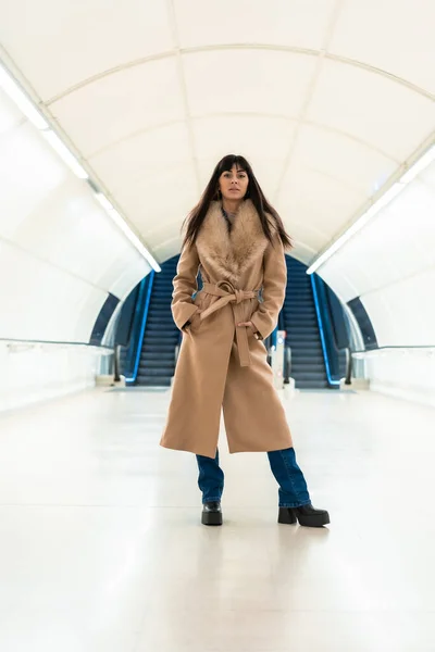 Brunette Entrant Dans Métro Avec Une Veste Hiver Jolie Caucasienne — Photo