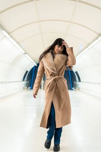 Chica Morena Entrando Metro Con Una Chaqueta Invierno Bastante Caucásico — Foto de Stock