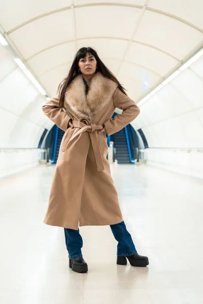 Posando Uma Menina Morena Entrando Metrô Com Uma Jaqueta Inverno — Fotografia de Stock