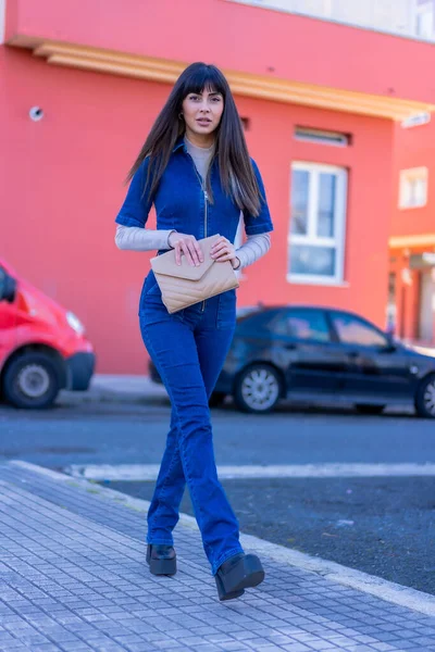 Posse Uma Modelo Morena Andando Pela Rua Com Terno Ganga — Fotografia de Stock