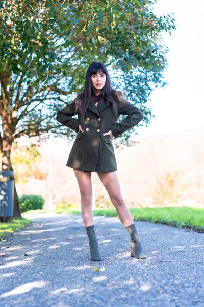 Spring Lifestyle Posing Brunette Model Girl Walking Park Green Jacket — Stock Photo, Image
