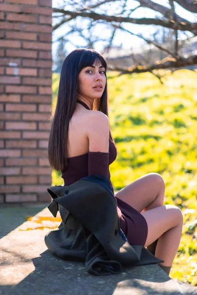 Estilo Vida Chica Modelo Joven Parque Con Una Chaqueta Verde — Foto de Stock