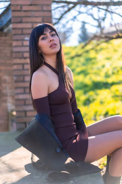 Estilo Vida Primavera Jovem Modelo Menina Parque Com Uma Jaqueta — Fotografia de Stock