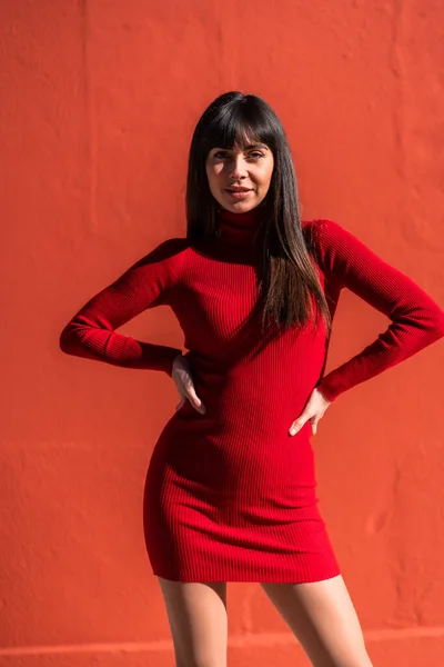 Chica Morena Posada Vestido Primavera Caucásico Bonito Fondo Rojo Fotografía — Foto de Stock