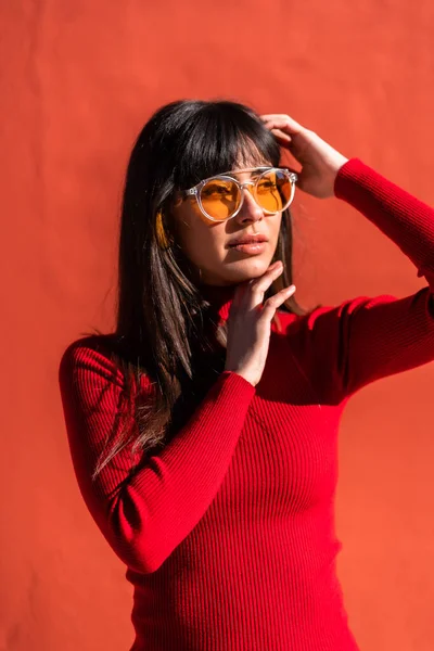 Retrato Uma Menina Morena Com Mãos Seus Rostos Usando Vestido — Fotografia de Stock