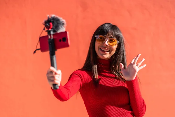 Menina Morena Sorrindo Acenando Enquanto Grava Blog Vídeo Com Celular — Fotografia de Stock