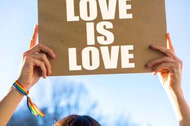 LGBT kolektif, gökkuşağı bayrağı lehine bayrak tutan bir kadın, kadınlar için savaşıyor, kadın gücü