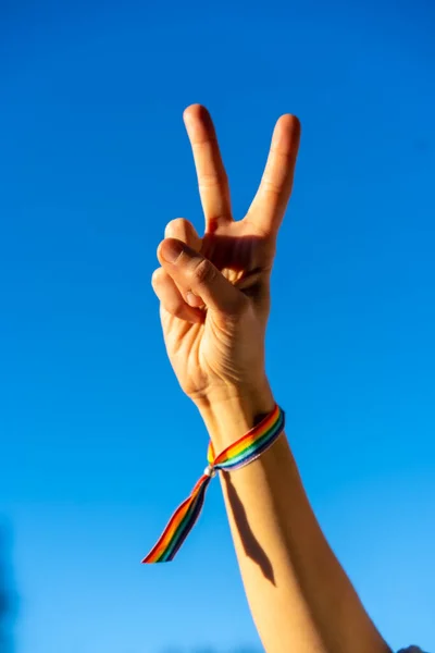 Χέρι Μιας Γυναίκας Σύμβολο Της Νίκης Υπέρ Του Φεμινισμού Μπλε — Φωτογραφία Αρχείου