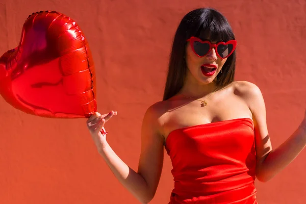 Кавказька Дівчина Серцевими Кульками День Святого Валентина Сонцезахисних Окулярах Червоному — стокове фото