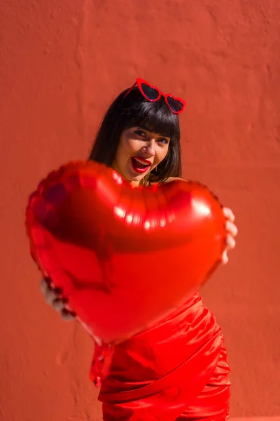Biała Brunetka Balonami Sercu Walentynki Okularach Przeciwsłonecznych Czerwone Tło Bardzo — Zdjęcie stockowe