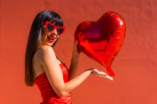 Brunetka Biała Dziewczyna Zakochana Balonach Serce Walentynki Okularach Przeciwsłonecznych Czerwone — Zdjęcie stockowe