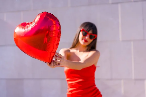 Morena Chica Caucásica Divirtiéndose Día San Valentín Con Globo Corazón — Foto de Stock