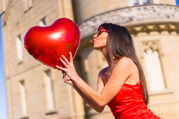 Brunetka Kaukaska Dziewczyna Balonem Sercu Walentynki Okulary Przeciwsłoneczne Czerwona Sukienka — Zdjęcie stockowe
