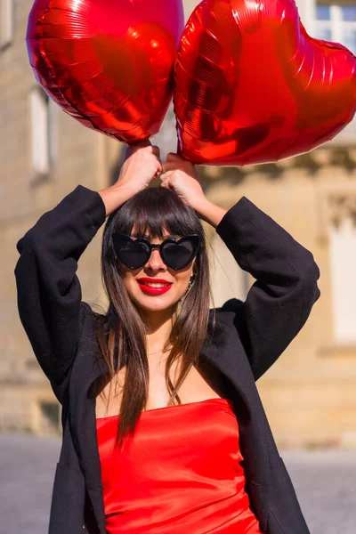 Biała Brunetka Dziewczyna Balonami Sercu Walentynki Okulary Przeciwsłoneczne Czerwona Sukienka — Zdjęcie stockowe