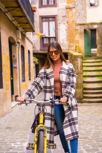 Mulher Latina Com Óculos Sol Fazendo Passeios Bicicleta Cidade Através — Fotografia de Stock