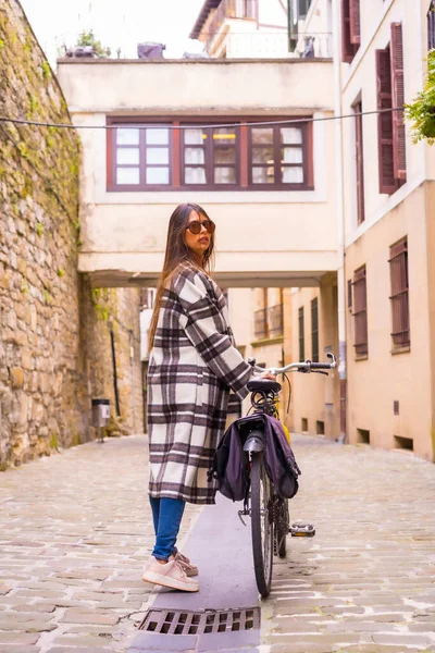 Mulher Latina Bonita Com Óculos Sol Fazendo Passeios Bicicleta Cidade — Fotografia de Stock