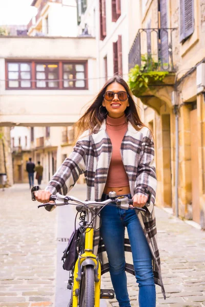 Csinos Latin Napszemüvegben Biciklizik Városnézésen Városban Régi Városon Keresztül Öko — Stock Fotó