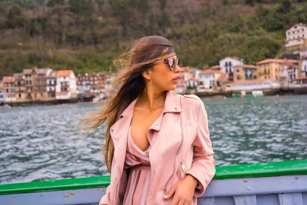 Mulher Latina Bonita Com Óculos Sol Passeando Barco Longo Costa — Fotografia de Stock