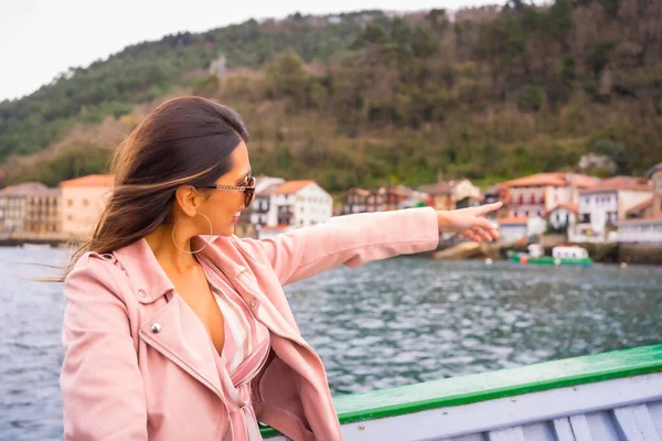 Pretty Latin Woman Sunglasses Sightseeing Boat Coast Tourism Summer Vacation — Stock Photo, Image