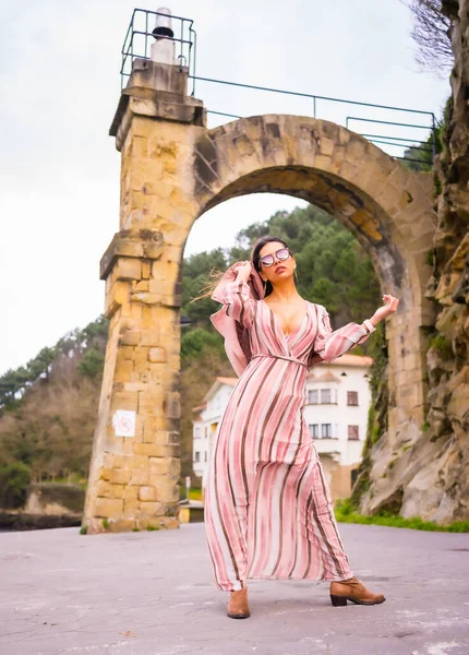 Retrato Una Joven Latina Con Vestido Rosa Gafas Sol Disfrutando — Foto de Stock