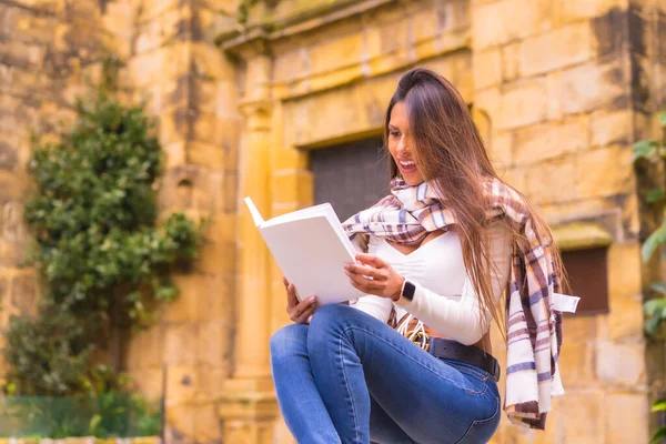 白いTシャツ ジーンズと本を読んで楽しむスカーフを持つ若いラテン女性 Pasajeサンファンの旧市街で Gipuzcoa Pais Vasco — ストック写真