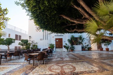 Mojacar 'daki belediye binası meydanı, dağın tepesindeki beyaz evlerden oluşan bir kasaba. Akdeniz 'deki Costa Blanca, Almerya. İspanya