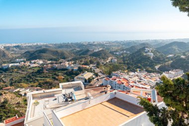 Mojacar Kalesi 'nin bakış açısından, dağın tepesindeki beyaz evlerden oluşan bir kasaba. Akdeniz 'deki Costa Blanca, Almerya. İspanya