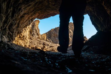 Almanzora mağaralarında genç bir turist olan Cala Peon, Almerya 'da bir bakireyi ve gizli plajı kesti. Akdeniz kıyısı, Almerya