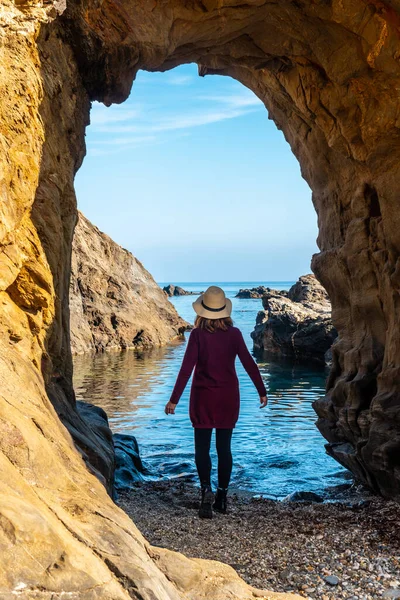 Ung Turist Flicka Med Hatt Almanzora Grottorna Cala Peon Skär — Stockfoto