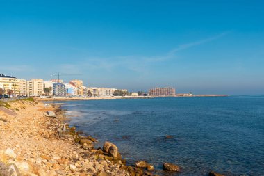 Playa del Cura, Alicante, Valensiyalı cemaatinin yanındaki Torrevieja kıyı kasabasında Playa de los Locos. İspanya, Costa Blanca 'da Akdeniz