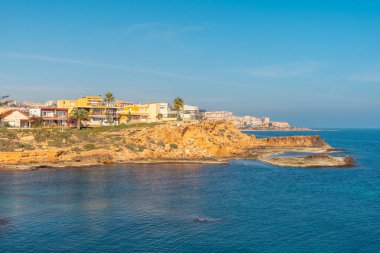 Cala de la Higuera, Los Locos sahilinin yanındaki Torrevieja, Alicante, Valencian Community 'de. İspanya, Costa Blanca 'da Akdeniz