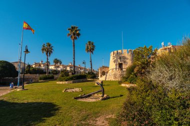 Torre del Moro parkı kıyı kenti Torrevieja, Alicante, Valencia Topluluğu 'nda. İspanya, Costa Blanca 'da Akdeniz