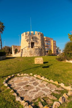 Torre del Moro parkı kıyı kenti Torrevieja, Alicante, Valencia Topluluğu 'nda. İspanya ve Akdeniz Costa Blanca 'da, dikey fotoğraf