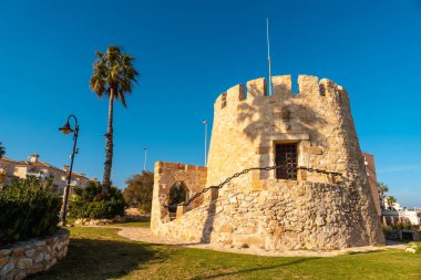 Torre del Moro 'nun ayrıntıları. Torrevieja, Alicante, Valensiyalı cemaati kıyı kasabasındaki parkta. İspanya ve Akdeniz Costa Blanca 'da, dikey fotoğraf