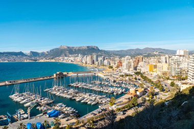 Valencia, Calpe, Valencia 'daki Peon de Ifach Doğal Parkı' ndan görülmüş. İspanya. Akdeniz 'de. Cantal Roig Sahili, La Fossa Sahili ve Las Salinas