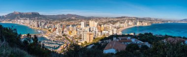 Valencia, Calpe kentindeki Peon de Ifach Doğal Parkı 'na çıkan panoramik. İspanya. Akdeniz 'de. Cantal Roig Sahili, La Fossa Sahili ve Las Salinas