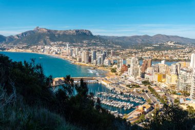 Valencia, Calpe, Valencia 'daki Peon de Ifach Doğal Parkı' ndan görülmüş. İspanya. Akdeniz 'de. Cantal Roig Sahili, La Fossa Sahili ve Las Salinas