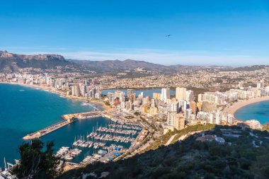 Valencia, Calpe, Valencia 'daki Peon de Ifach Doğal Parkı' nın güzel manzarası. İspanya. Akdeniz 'de. Cantal Roig ve La Fossa plajı manzarası