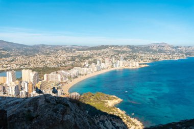 Valencia, Calpe, Valencia 'daki Peon de Ifach Doğal Parkı' nın güzel manzarası. İspanya. Akdeniz 'de. Cantal Roig ve La Fossa plajı manzarası