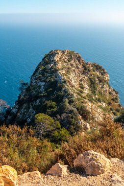 Valencia, Calpe kentindeki Penon de Ifach Doğal Parkı 'ndaki Mirador de Carabineros' a bakıyor. İspanya. Akdeniz