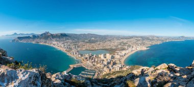Penon de Ifach Doğal Parkı 'ndaki Calpe şehrinin panoramik manzarası Valencia, Valencia Topluluğu. İspanya. Akdeniz 'de. Cantal Roig ve La Fossa plajı