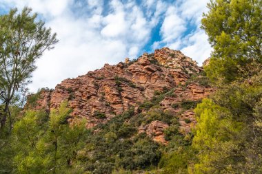 El Garbi Dağı, Sierra Calderona 'nın muhteşem manzarası, 593 metrelik bir dağ. Akdeniz, Estivella, Segart belediyeleri arasında