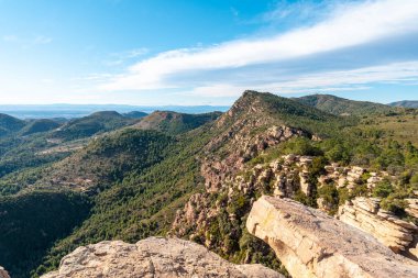El Garbi dağının manzarası, Sierra Calderona, Valencia 'nın muhteşem manzarası, 593 metrelik bir dağ. Akdeniz, Estivella, Segart belediyeleri arasında