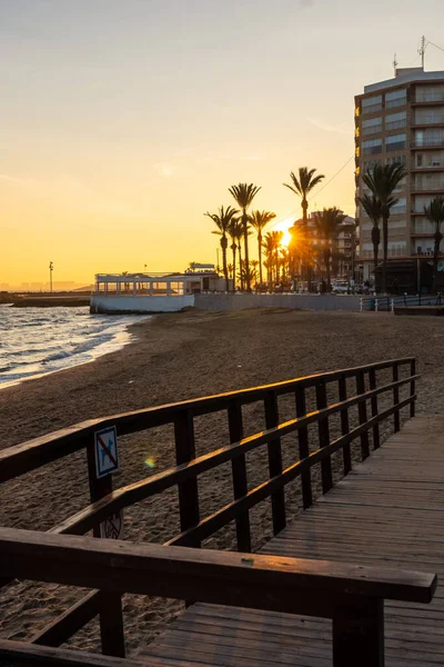 Playa del Cura 'da gün batımı Torrevieja, Alicante, Valencia Topluluğu' nda. İspanya, Costa Blanca 'da Akdeniz