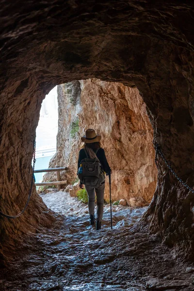 Een Jonge Wandelaar Tunnel Van Het Parcours Het Natuurpark Penon — Stockfoto