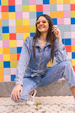 Renkli fayanslı maymun kovboyu olan beyaz bir kız. Tatilin tadını çıkaran, turuncu güneş gözlüklü, uzay fotokopisi ve yapıştırıcısı olan genç bir kız.,