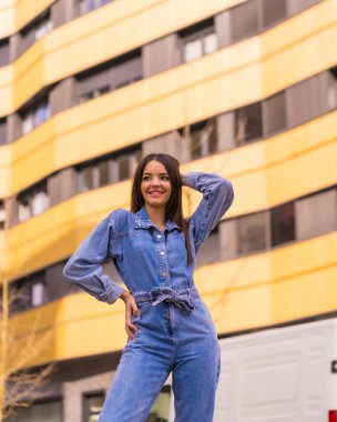 Sarı ve siyah bir evde maymun kovboyu olan beyaz bir kız. Tatilde şehrin tadını çıkarıyor, genç bir kız yaşam tarzı, son moda bir gülümseme.