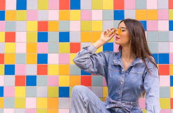 Menina Caucasiana Jovem Com Cowboy Macaco Azulejos Coloridos Aproveitando Cidade — Fotografia de Stock